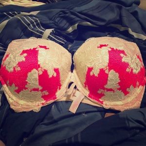 Victoria’s secret gorgeous red and cream lace bra